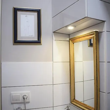 Art On Rynok Square Apartment *
